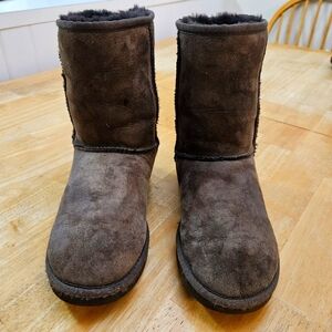 UGG Australia Brown Classic Short 5825 boot size W7
